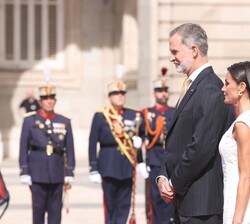 Los Reyes en la llegada de Sus Excelencias el Presidente de la República de Colombia y la Primera Dama