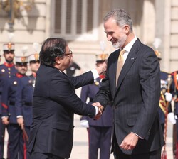 Don Felipe recibe el saludo del Presidente de la República de Colombia