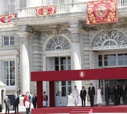 Los Reyes y Sus Excelencias el Presidente de la República de Colombia y la Primera Dama durante la interpretación de los Himnos Nacionales