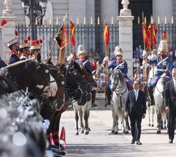 El Rey y el Presidente de la República de Colombia durante la revista al Batallón de Honores de la Guardia Real