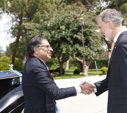 Don Felipe recibe el saludo del Presidente de la República de Colombia a su llegada al Placio de La Zarzuela