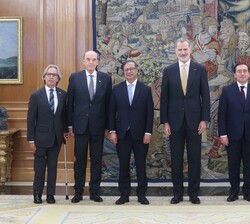 Su Majestad el Rey junto a su excelencia Gustavo Petro, presidente de la República de Colombia y las delegaciones española y colombiana
