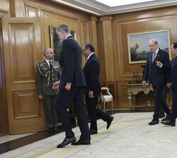 Don Felipe y el presidente Gustavo Petro y las delegaciones se dirigen al despacho del Rey, lugar del encuentro