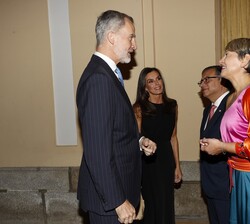 Sus Majestades los Reyes son recibidos a su llegada por Sus Excelencias el Presidente y la Primera Dama de la República de Colombia