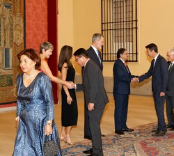 Sus Majestades los Reyes y Sus Excelencias el Presidente y la Primera Dama de la República de Colombia reciben el saludo de los asistentes a la recepc