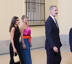 Sus Majestades los Reyes acompañados de Sus Excelencias el Presidente  y la Primera Dama de la República de Colombia se dirigen al patio de los Borbon