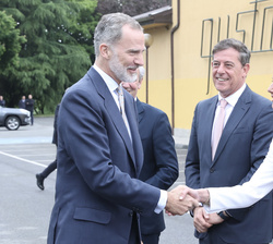 Su Majestad el Rey recibe el saludo de la alcaldesa de Lugo, Lara Méndez