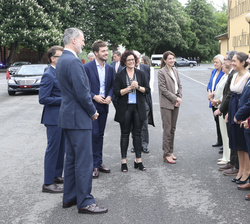 Su Majestad el Rey conversa con las autoridades y los miembros del jurado del Premio FPdGI en la categoría de Investigación Científica 2023