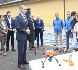 Su Majestad el Rey atiende a las explicaciones de Luis Abelleira, profesor y los alumnos Gaizka Gómez y Miriam Saborido, del proyecto “maqueta d
