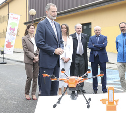 Su Majestad el Rey atiende a las explicaciones de Luis Abelleira, profesor y los alumnos Gaizka Gómez y Miriam Saborido, del proyecto “maqueta d