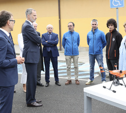Su Majestad el Rey atiende a las explicaciones de Luis Abelleira, profesor y los alumnos Gaizka Gómez y Miriam Saborido, del proyecto “maqueta d