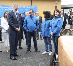 Su Majestad el Rey atiende a las explicaciones de Víctor Manuel Paz, profesor y los alumnos Paula Santomé y Tamiru Brais Buide, del proyecto “ve