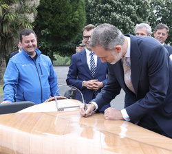 Su Majestad el Rey firma sobre el proyecto “vehículo impulsado por hidrógeno”