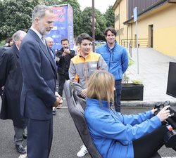 Su Majestad el Rey atiende a las explicaciones de Adrián Fernández, profesor y los alumnos Hugo Aguiar y Paula Rubio, del proyecto “simulador di