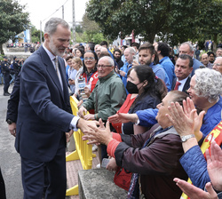 Su Majestad el Rey recibe el saludo de unas vecinas de Lugo que le esperaban antes de entrar en el auditorio