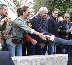 Su Majestad el Rey recibe el saludo de los vecinos de Lugo que le esperaban antes de entrar en el auditorio