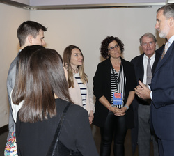 Su Majestad el Rey conversa con los finalistas del “Premio Fundación Princesa de Girona 2023” en la categoría de “Investigación Cien