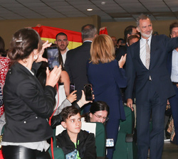 Su Majestad el Rey recibe un caluroso recibimiento al entrar en el auditorio