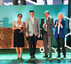 Fotografía de grupo con el “Premio Fundación Princesa de Girona 2023” en la categoría de “Investigación Científica”, Marc Schn