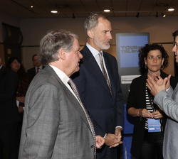 Su Majestad el Rey conversa con el “Premio Fundación Princesa de Girona 2023” en la categoría de “Investigación Científica”, M