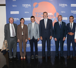 Fotografía de grupo de Su Majestad el Rey con el “Premio FPdGI 2023” en la categoría de “Investigación Científica”, Marc Schne