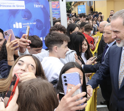 Su Majestad el Rey a su salida del auditorio saluda a los jóvenes participantes en la cuarta etapa del “Tour del Talento”