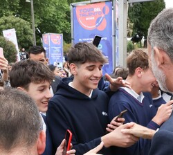 Su Majestad el Rey a su salida del auditorio saluda a los jóvenes participantes en la cuarta etapa del “Tour del Talento”