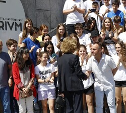 Doña Sofía con un grupo de escolares a su salida del Auditorio Aquarium