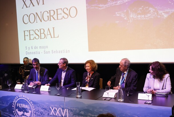Su Majestad la Reina Doña Sofía en la mesa presidencial