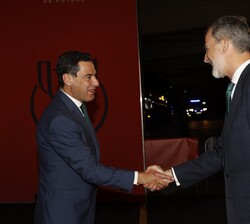 Su Majestad el Rey es recibido por el presidente de la Junta de Andalucía, Juan Manuel Moreno