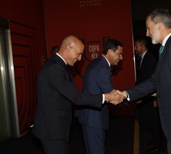 Su Majestad el Rey recibe el saludo del presidente de la Real Federación Española de Fútbol (RFEF), Luis Rubiales