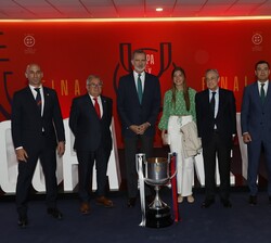 Su Majestad el Rey, acompañado de Su Alteza Real la Infanta Doña Sofía, junto a las autoridades, presidente de la Real Federación Española de Fútbol (