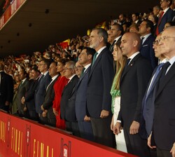 Su Majestad el Rey en el palco presidencial, junto a Su Alteza Real la Infanta Doña Sofía y autoridades, durante la interpretación del Himno Nacional