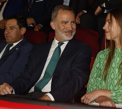 Su Majestad el Rey, acompañado de su hija, Su Alteza Real la Infanta Doña Sofía, en el palco presidencial antes del comienzo del encuentro