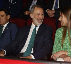 Su Majestad el Rey y Su Alteza Real la Infanta Doña Sofía conversan animadamente antes del comienzo del partido