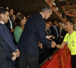 Su Majestad el Rey recibe el saludo del equipo arbitral al término del partido
