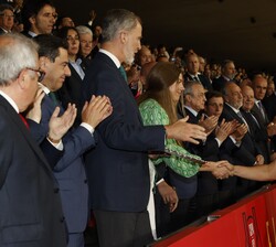 Su Alteza Real la Infanta Doña Sofía saluda al capitán del Club Atlético Osasuna, David García