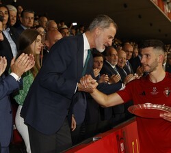 Su Majestad el Rey entrega el trofeo de finalista al capitán del Club Atlético Osasuna, David García