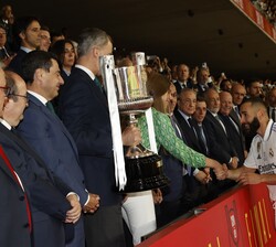Su Alteza Real la Infanta Doña Sofía saluda al capitán del Real Madrid Club de Fútbol, Karim Benzema