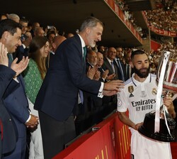 Su Majestad el Rey entrega la Copa de campeón al capitán del Real Madrid Club de Fútbol, Karim Benzema 
