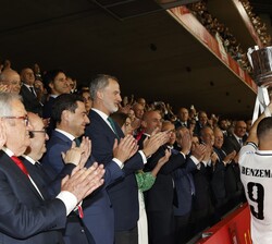 Su Majestad el Rey y Su Alteza Real la Infanta Doña Sofía aplauden al capitán del Real Madrid Club de Fútbol, Karim Benzema, que ofrece el título alca