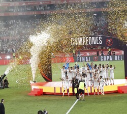 Celebración en el campo de los jugadores del Real Madrid tras la consecución del título