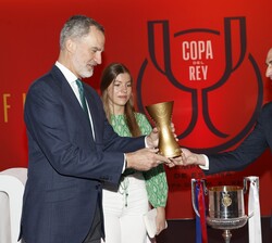 Su Majestad el recibe una réplica de los trofeos que se entregan a la finalización del encuentro