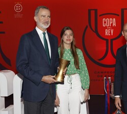 Su Majestad el Rey y Su Alteza Real la Infanta Doña Sofía con una de las réplicas de los trofeos