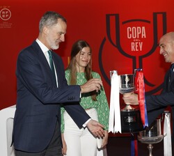 Don Felipe recibe una réplica del trofeo que lleva Su Nombre