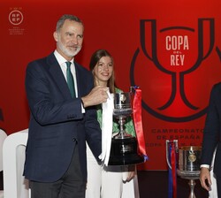 Don Felipe y Su Alteza Real la Infanta Doña Sofía con una réplica de la Copa de Su Majestad el Rey de Fútbol