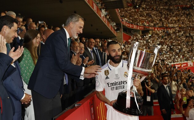 Su Majestad el Rey entrega la Copa de campeón al capitán del Real Madrid Club de Fútbol, Karim Benzema 