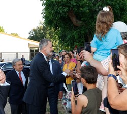 Su Majestad el Rey junto al Secretario general de Naciones Unidas, Antonio Guterres saludan al público allí congregado