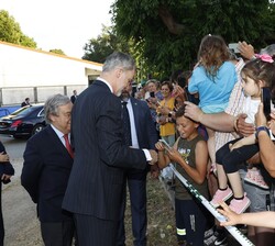 Un joven aprovecha la presencia de Su Majestad el Rey y la del Secretario general de Naciones Unidas, Antonio Guterres para hacerles una foto