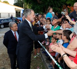 Su Majestad el Rey y el Secretario general de Naciones Unidas, Antonio Guterres reciben el saludo del público